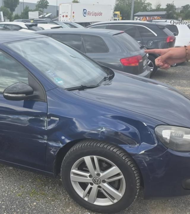 Kaputtes Auto auf Parkplatz
