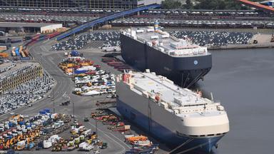 Bremen, Bremerhaven: Die Luftaufnahme zeigt Autotransporter die im Hafen am Autoterminal liegen.