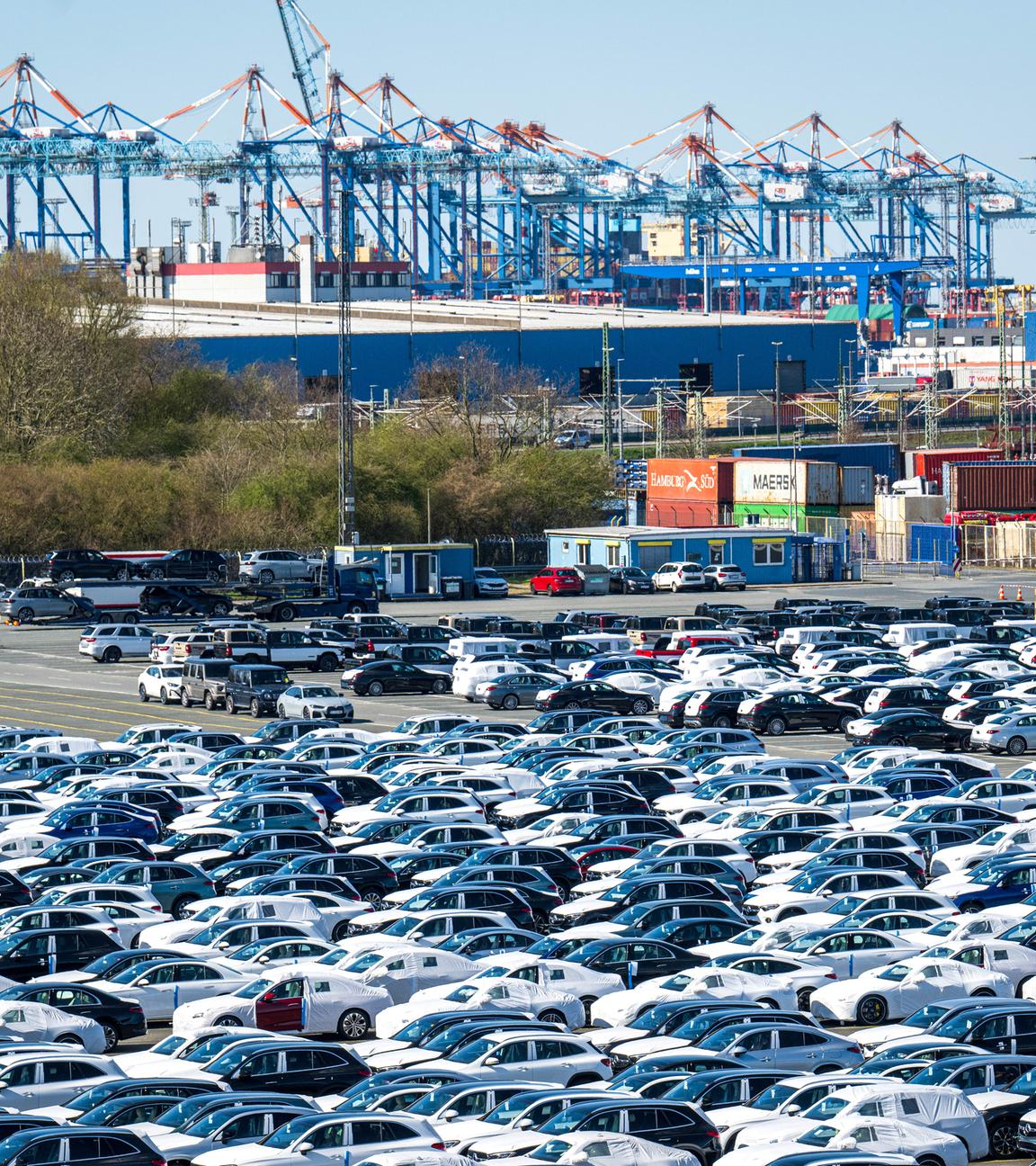 01.04.2025, Bremen, Bremerhaven: Autos stehen auf dem Gelände vom BLG Autoterminal Bremerhaven