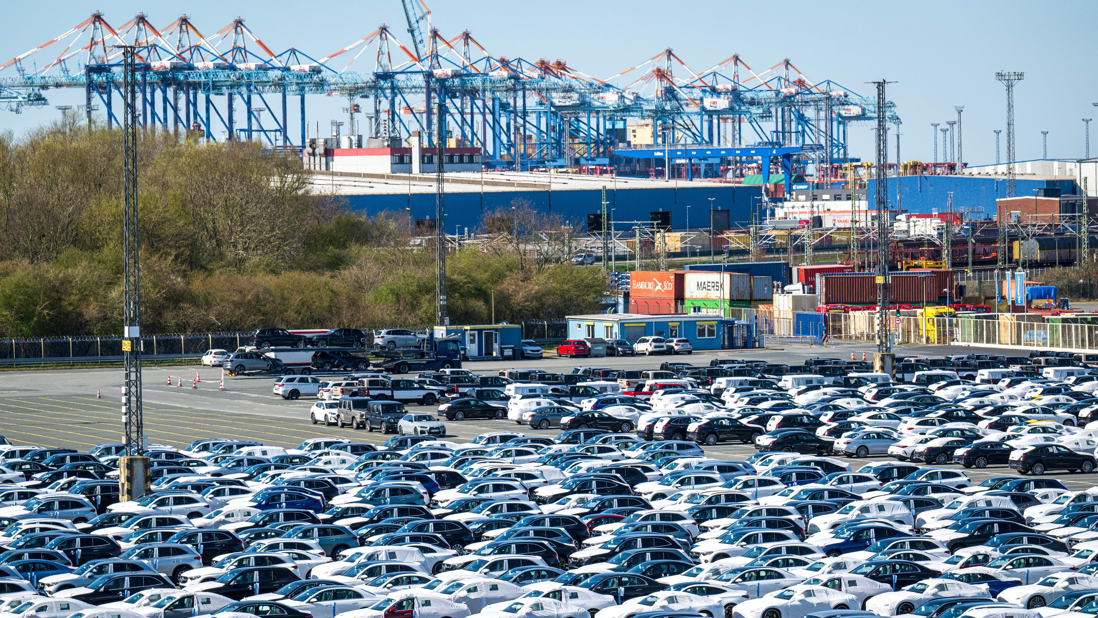 01.04.2025, Bremen, Bremerhaven: Autos stehen auf dem Gelände vom BLG Autoterminal Bremerhaven