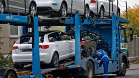 Transportador de coches con coches nuevos.