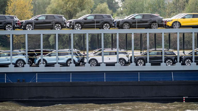 Autotransporter Frachter Forenso, auf dem Rhein bei Rees, bringt Ford Explorer E-Autos, vom Kölner Ford Werk zu den Seehäfen der Niederlande
