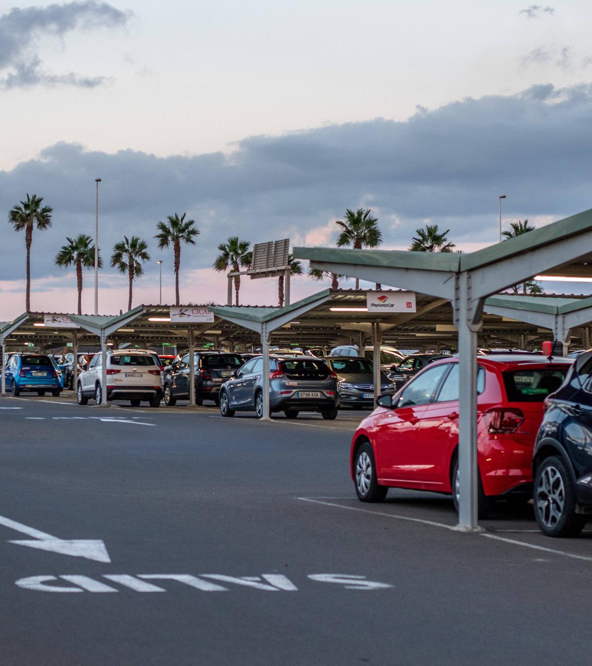 Mietwagen verschiedener Anbieter stehen auf einem Parkplatzgelaende am Flughafen von Puerto del Rosario, Hauptstadt von Fuerteventura in der Provinz Las Palmas. Archivbild