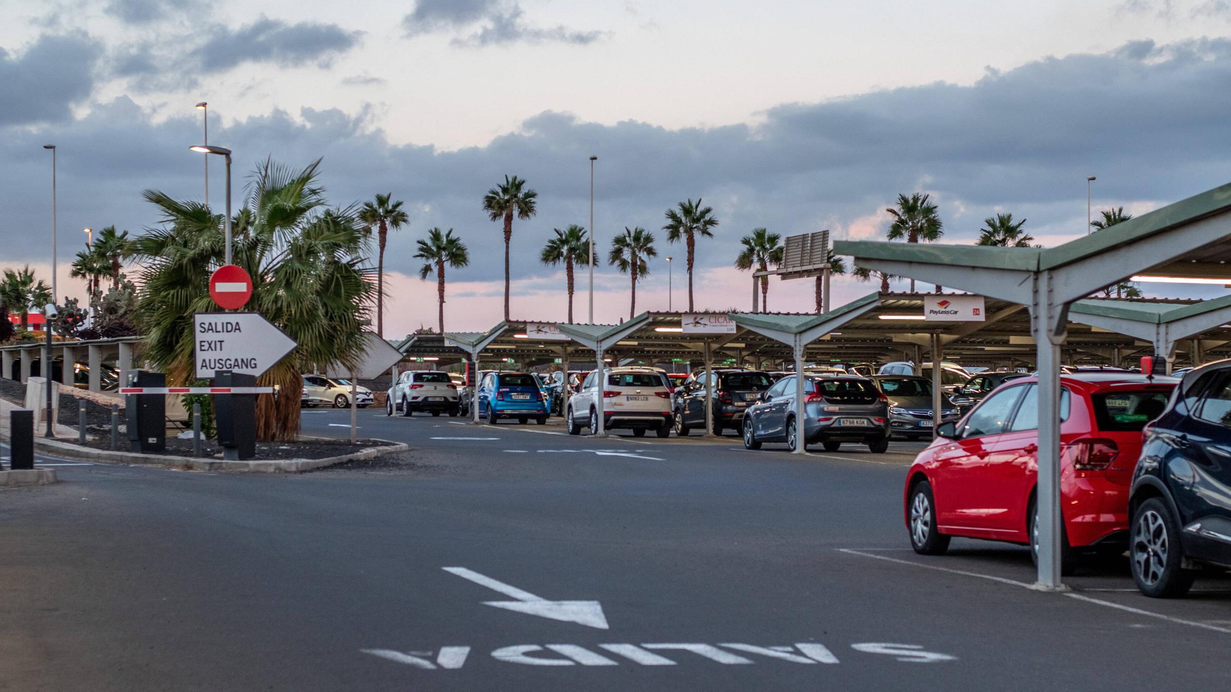 Mietwagen verschiedener Anbieter stehen auf einem Parkplatzgelaende am Flughafen von Puerto del Rosario, Hauptstadt von Fuerteventura in der Provinz Las Palmas. Archivbild