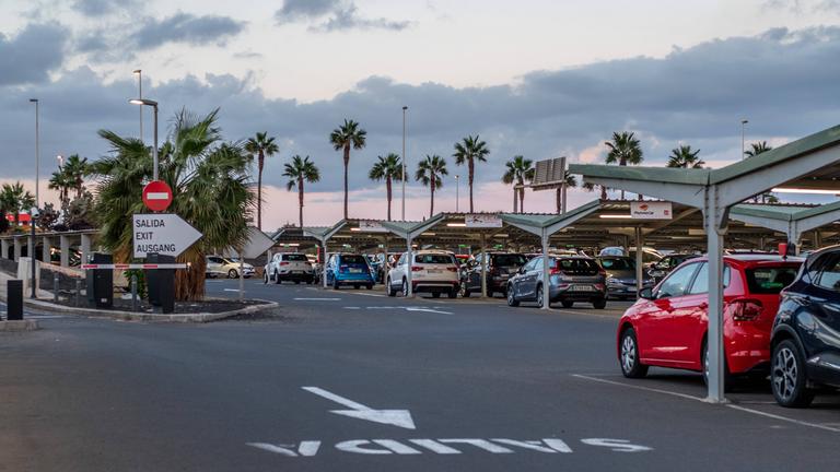 Mietwagen verschiedener Anbieter stehen auf einem Parkplatzgelaende am Flughafen von Puerto del Rosario, Hauptstadt von Fuerteventura in der Provinz Las Palmas. Archivbild