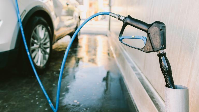 Hochdruckreiniger an einer Selbstbedienungs-Autowaschanlage.