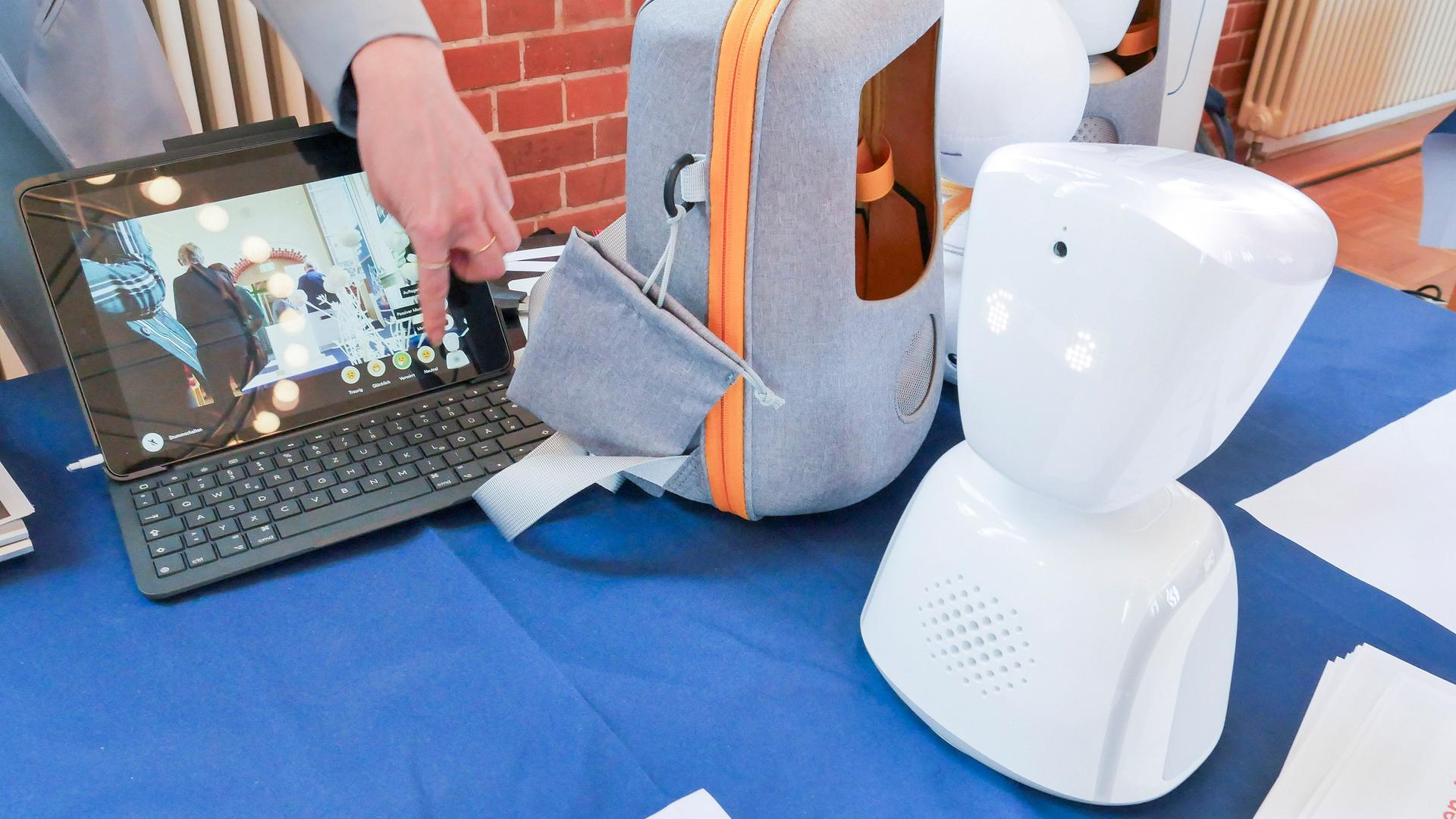 Der Lernroboter AV1 steht für Demonstrationszwecke auf einem Tisch.