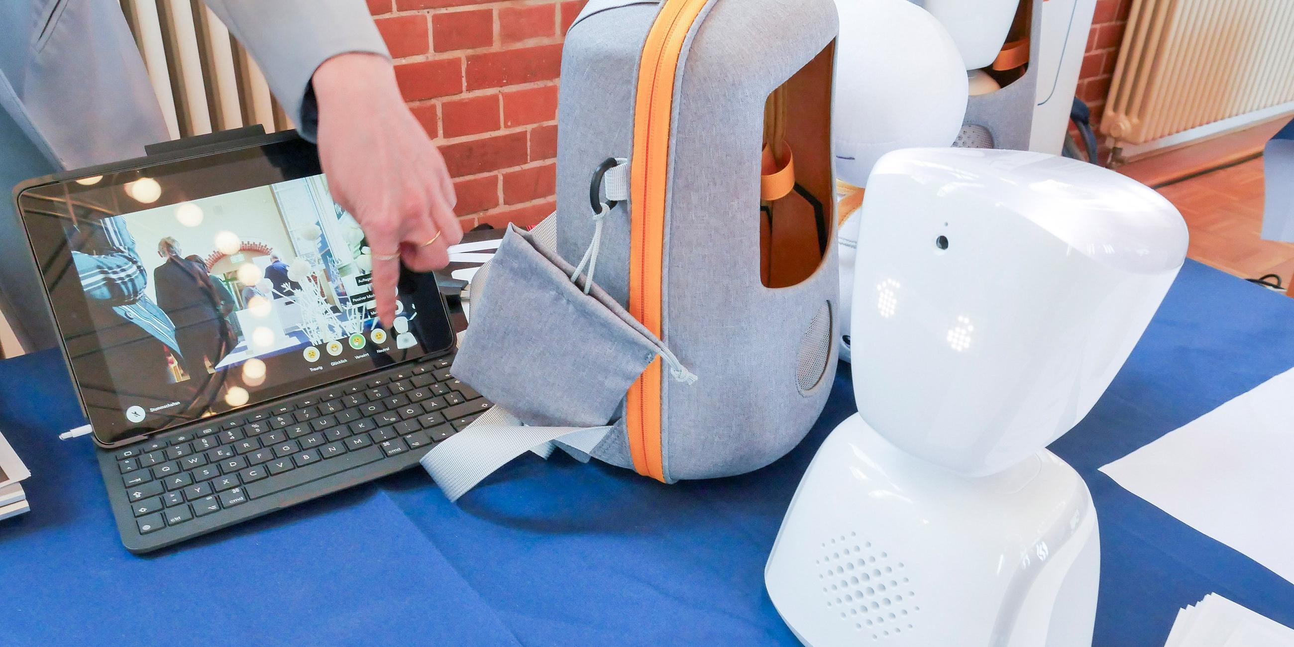 Der Lernroboter AV1 steht für Demonstrationszwecke auf einem Tisch.