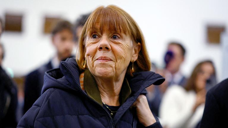 Giséle Pelicot verlässt nach einer Anhörung im Prozess gegen Dominique Pelicot mit 50 Mitangeklagten das Gerichtsgebäude in Avignon, aufgenommen am 19.11.2024