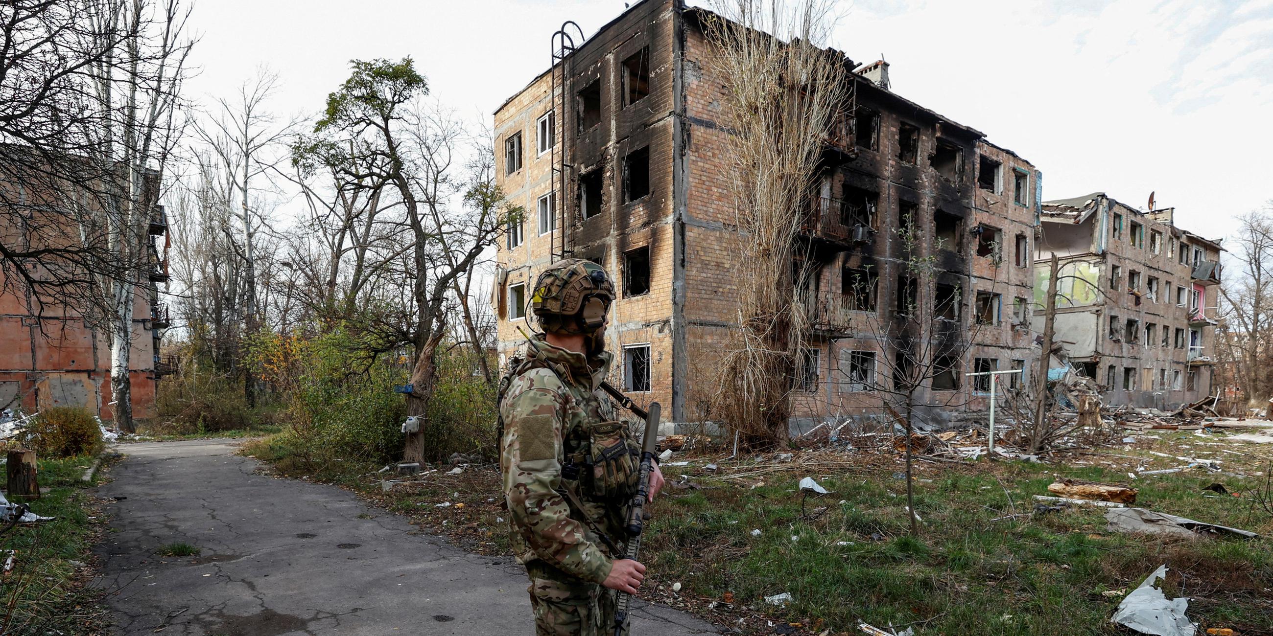 Ein ukrainischer Soldat in Awdijiwka