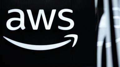 Logo der Amazon Web Services (AWS) auf der Industriemsse in Hannover.