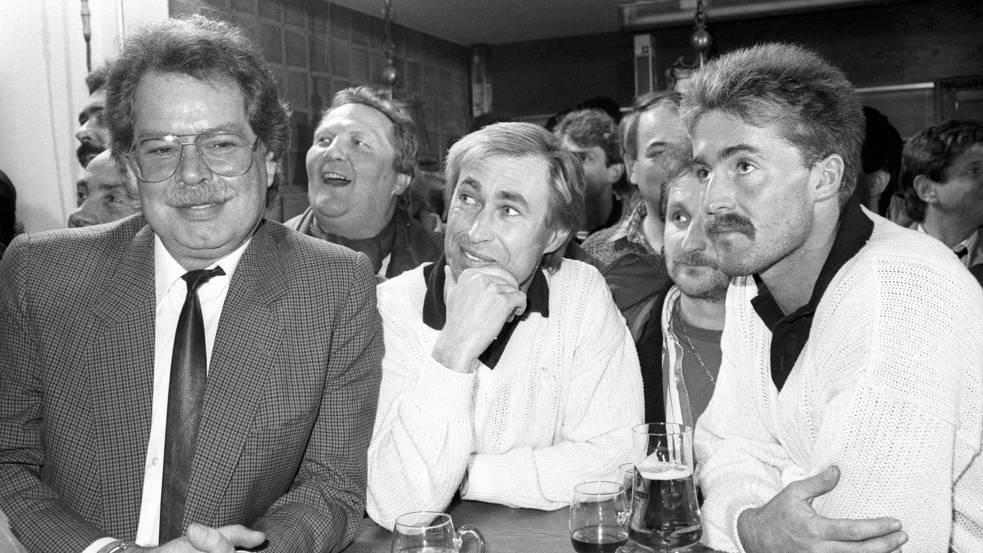 Gespannt während der DFB Pokal Auslosung (von links): Präsident Axel Dünnwald Metzler, Trainer Dieter Renner und Dieter Finke am 07.03.1987.