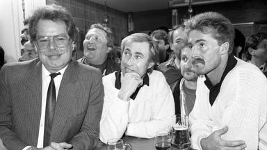 Gespannt während der DFB Pokal Auslosung (von links): Präsident Axel Dünnwald Metzler, Trainer Dieter Renner und Dieter Finke am 07.03.1987.