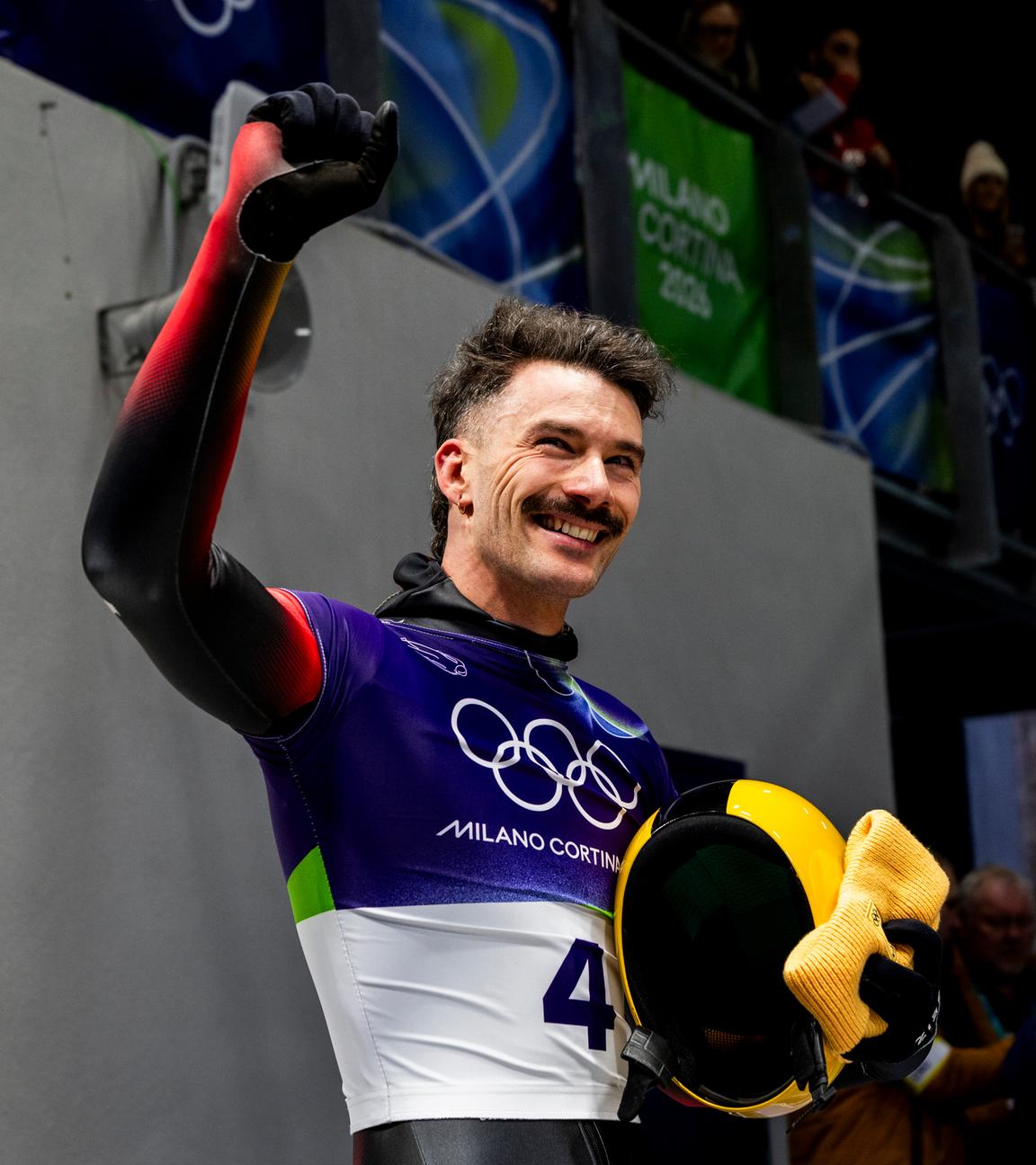 Axel Jungk jubelt im Ziel beim Skeleton-Rennen der Männer am 12.02.2026 in Cortina d'Ampezzo.
