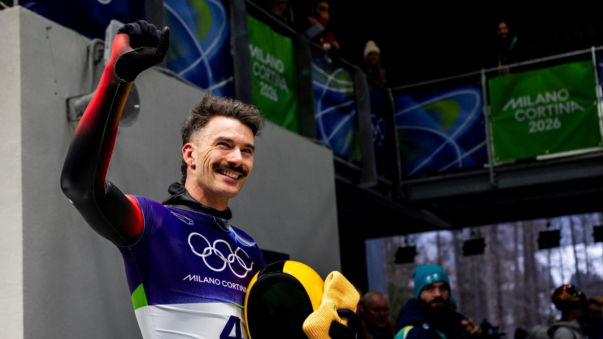 Axel Jungk jubelt im Ziel beim Skeleton-Rennen der Männer am 12.02.2026 in Cortina d'Ampezzo.