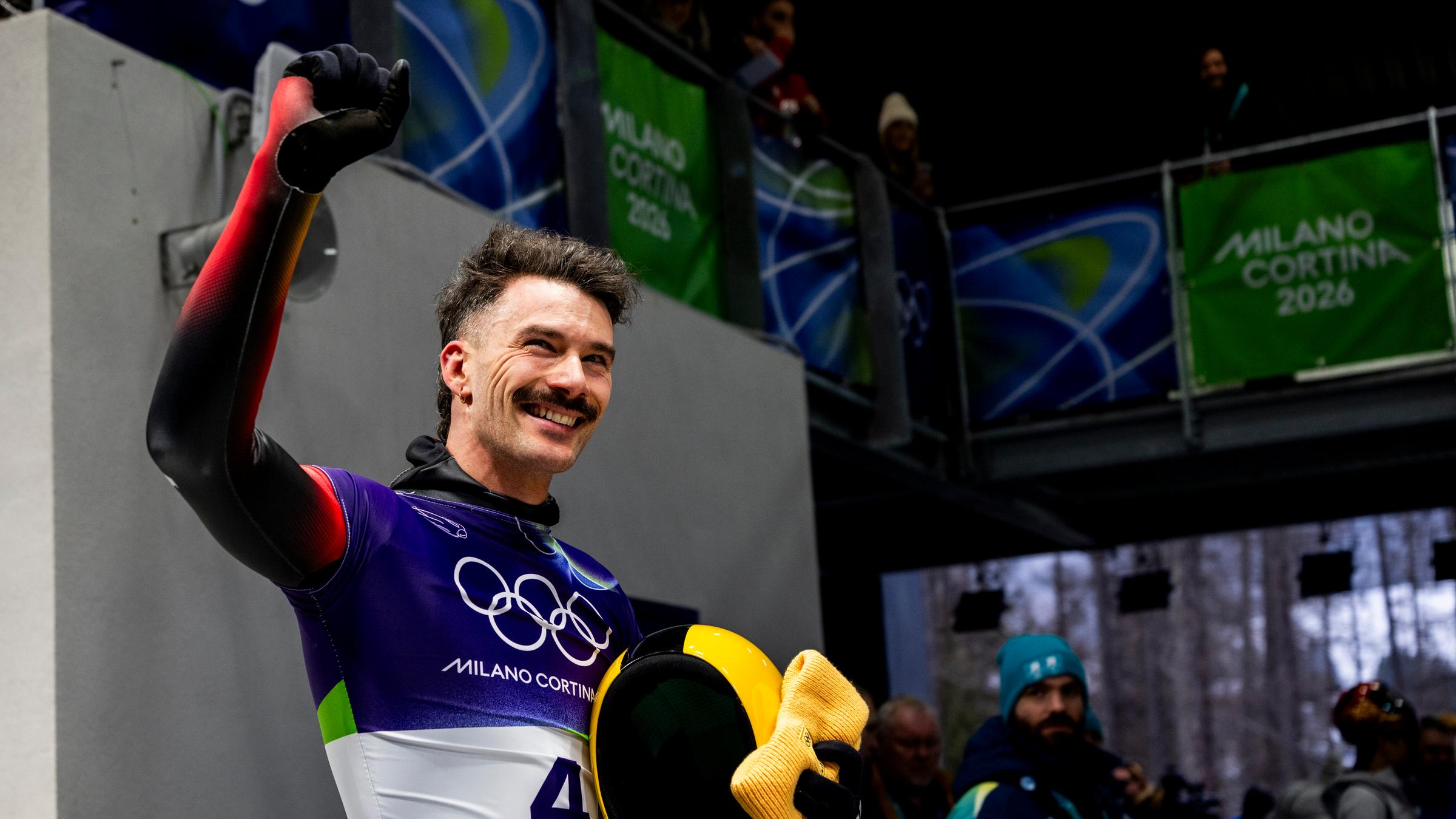 Axel Jungk jubelt im Ziel beim Skeleton-Rennen der Männer am 12.02.2026 in Cortina d'Ampezzo.