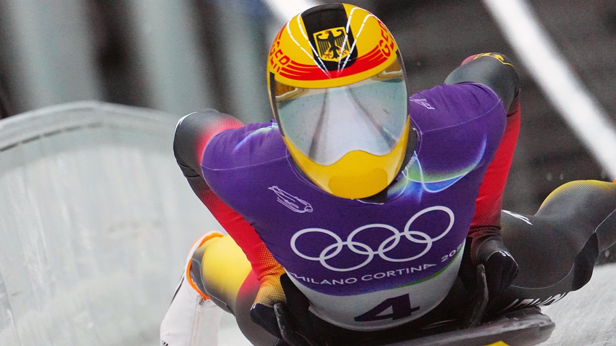 Der deutsche Skeletonsportler Axel Jungk am Ende seines Laufes im 3. Durchgang bei den Olympischen Winterspielen in Cortina