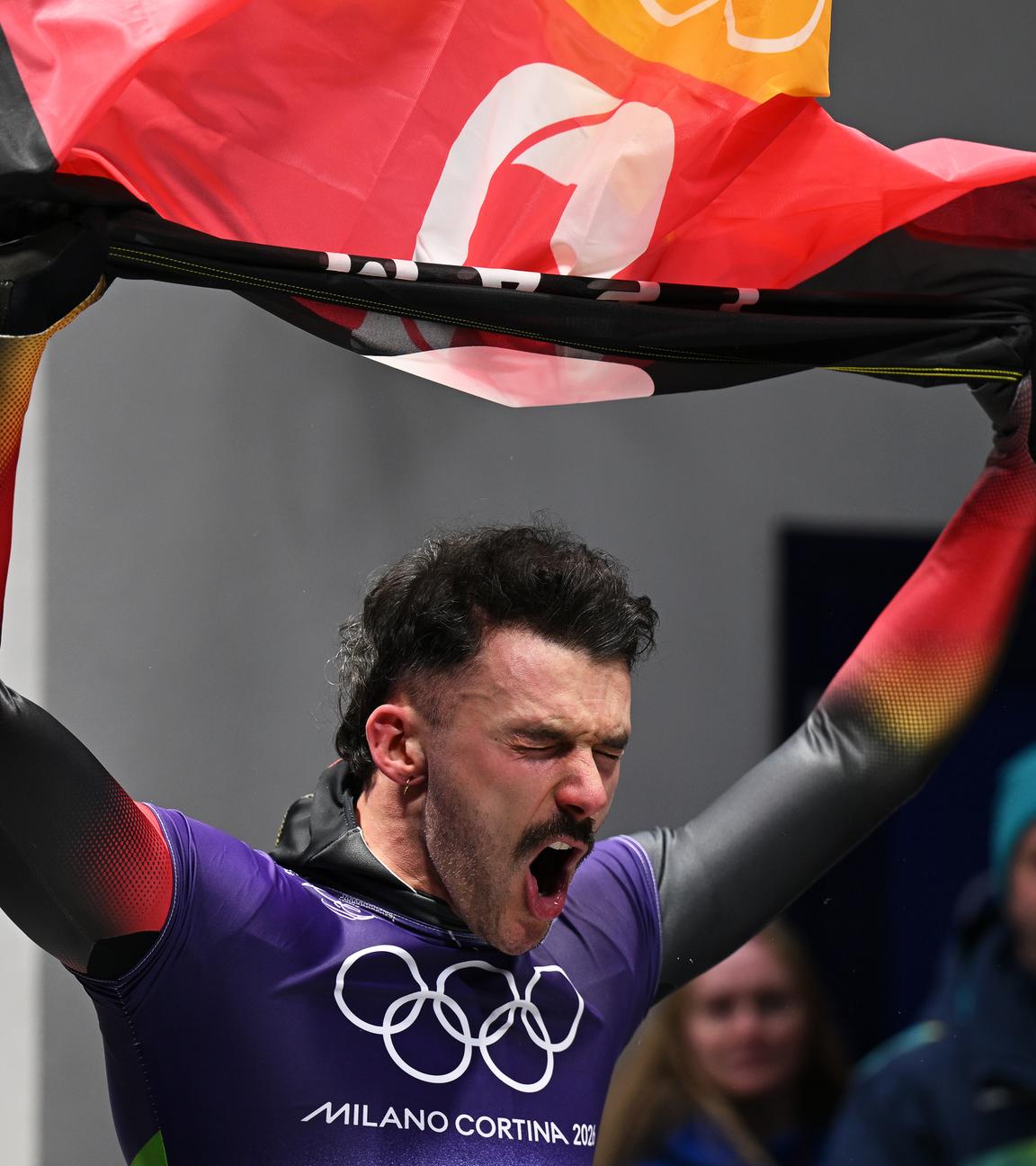Der deutsche Skeletonsportler Axel Jungk jubelt nach seinem Lauf bei den Olympischen Winterspielen in Cortina