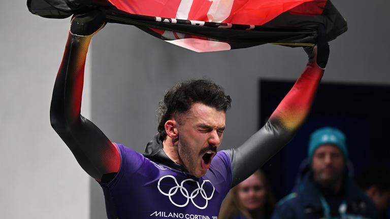 Der deutsche Skeletonsportler Axel Jungk jubelt nach seinem Lauf bei den Olympischen Winterspielen in Cortina