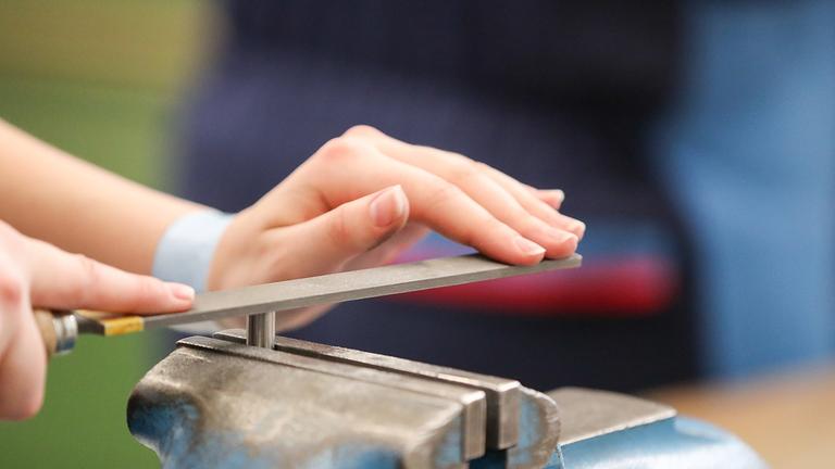 Archiv: Eine Auszubildende feilt an einem Werkstück, aufgenommen am 18.04.2018