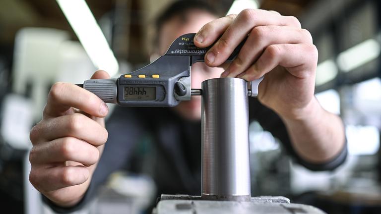 Auszubildender im Metall-Handwerk