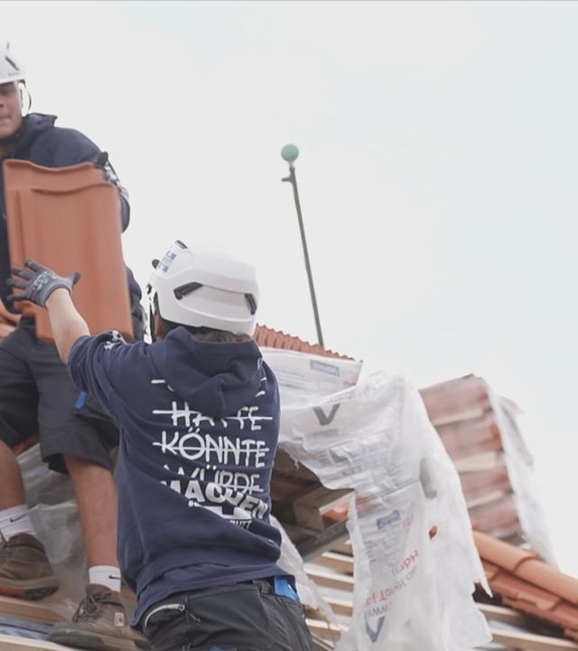Dachdecker arbeiten auf einem Dach