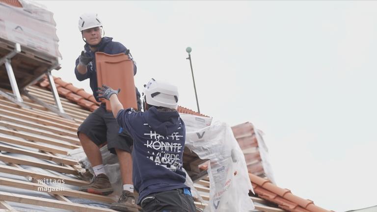 Dachdecker arbeiten auf einem Dach