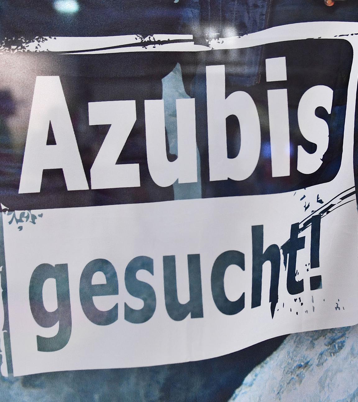 "Azubis gesucht" steht auf einem Banner bei der Berufsorientierungsmesse "Forum Berufsstart". 