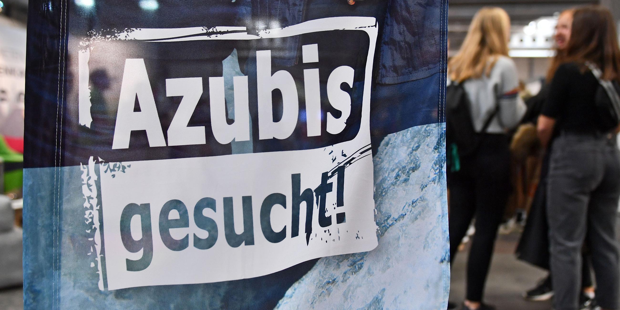 "Azubis gesucht" steht auf einem Banner bei der Berufsorientierungsmesse "Forum Berufsstart". 