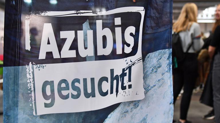 "Azubis gesucht" steht auf einem Banner bei der Berufsorientierungsmesse "Forum Berufsstart". 