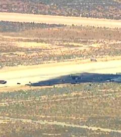 Einsatzkräfte sind die in der Nähe der Edwards Air Force Base in Kalifornien am Ort eines Flugzeugabsturzes im Einsatz. 
