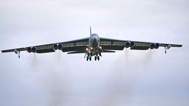US-Passagierflugzeug muss B-52-Bomber ausweichen. (Symboldbild)
