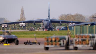Ein strategischer Bomber vom Typ B-52 Stratofortress der US-Luftwaffe steht am 08.04.2026 auf dem Rollfeld des RAF-Stützpunkts Fairford in Gloucestershire, Großbritannien.
