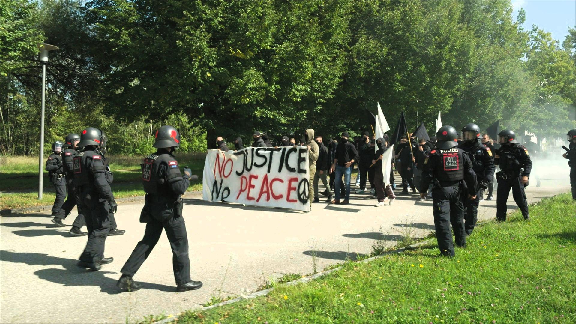  Fortbildung beim USK: Eine Demonstration wird realitätsnah nachgestellt.