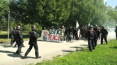  Fortbildung beim USK: Eine Demonstration wird realitätsnah nachgestellt.
