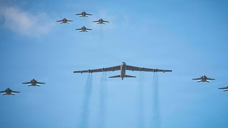 Kampfjets vom Typ F/A-18E/F Super Hornet der US-Navy eskortieren während eines Einsatzes mit dem Flugzeugträger der Ford-Klasse USS Gerald R. Ford am 13. November 2025 einen B-52-Stratofo