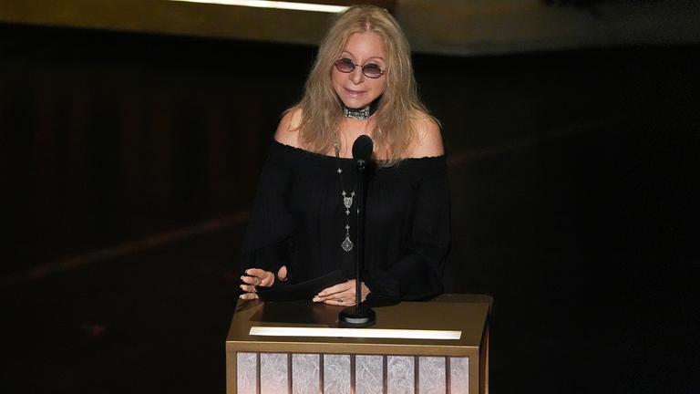 Babara Streisand bei einer öffentlichen Veranstaltung. 