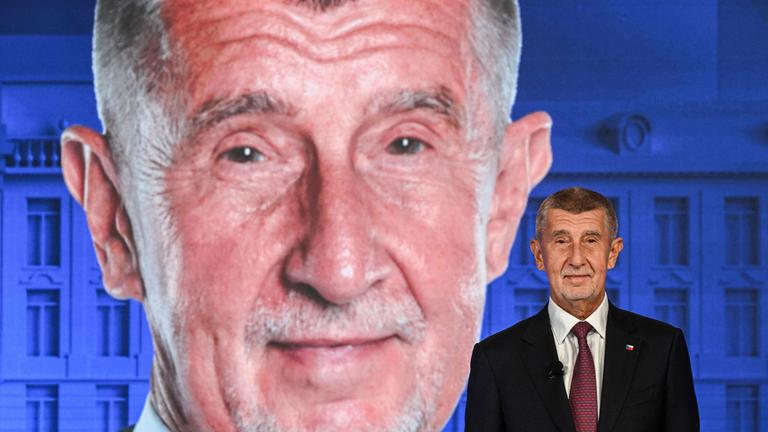 Andreij Babi steht auf deiner Bühne. Hinter ihm wird ein Bild von ihm auf dem Hintergrund projeziert. 