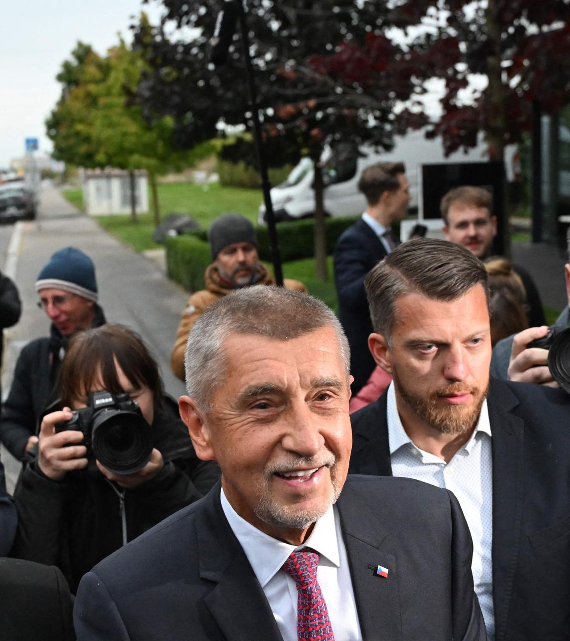 Andrej Babis, Vorsitzender der ANO-Bewegung, reagiert, als er am 4. Oktober 2025 während der Parlamentswahlen in der ANO-Zentrale in Prag eintrifft. Die ANO-Partei des Milliardärs und Ex-Premiers Andrej Babis gewann die tschechischen Parlamentswahlen am Samstag mit 35,4 Prozent laut offiziellen Ergebnissen, wobei über 95 Prozent der Stimmen ausgezählt wurden.