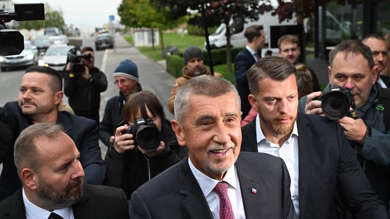 Andrej Babis, Vorsitzender der ANO-Bewegung, reagiert, als er am 4. Oktober 2025 während der Parlamentswahlen in der ANO-Zentrale in Prag eintrifft. Die ANO-Partei des Milliardärs und Ex-Premiers Andrej Babis gewann die tschechischen Parlamentswahlen am Samstag mit 35,4 Prozent laut offiziellen Ergebnissen, wobei über 95 Prozent der Stimmen ausgezählt wurden.
