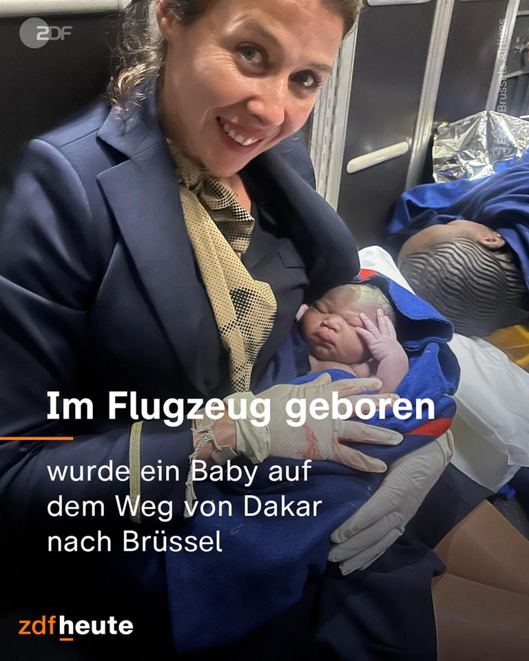 Flugbegleiterin mit frisch geborenem Baby 