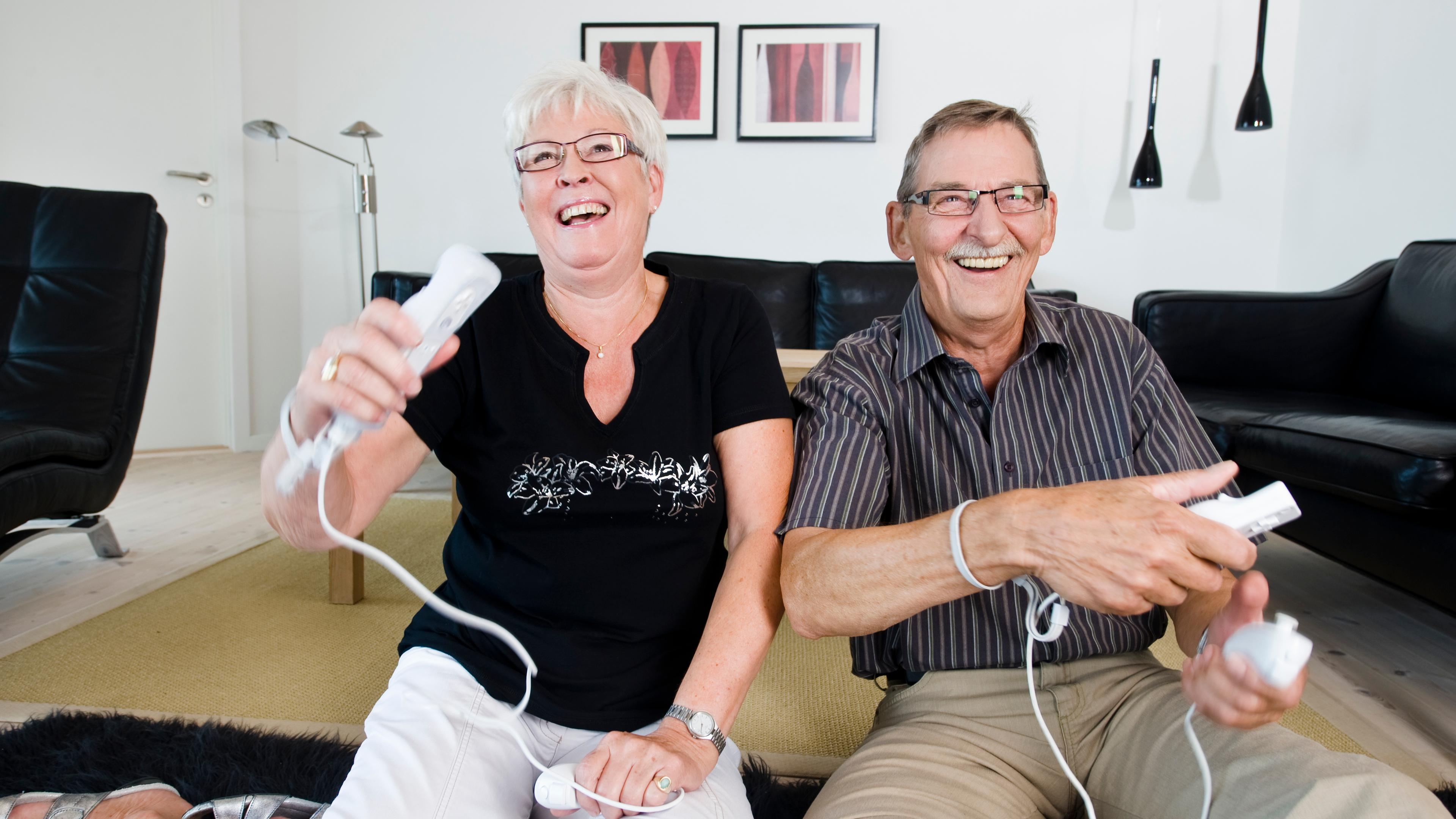 Babyboomer an einer Spielekonsole