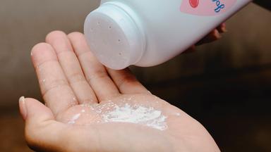 Frau benutzt Babypuder der Marke Johnson & Johnson. (Archiv)
