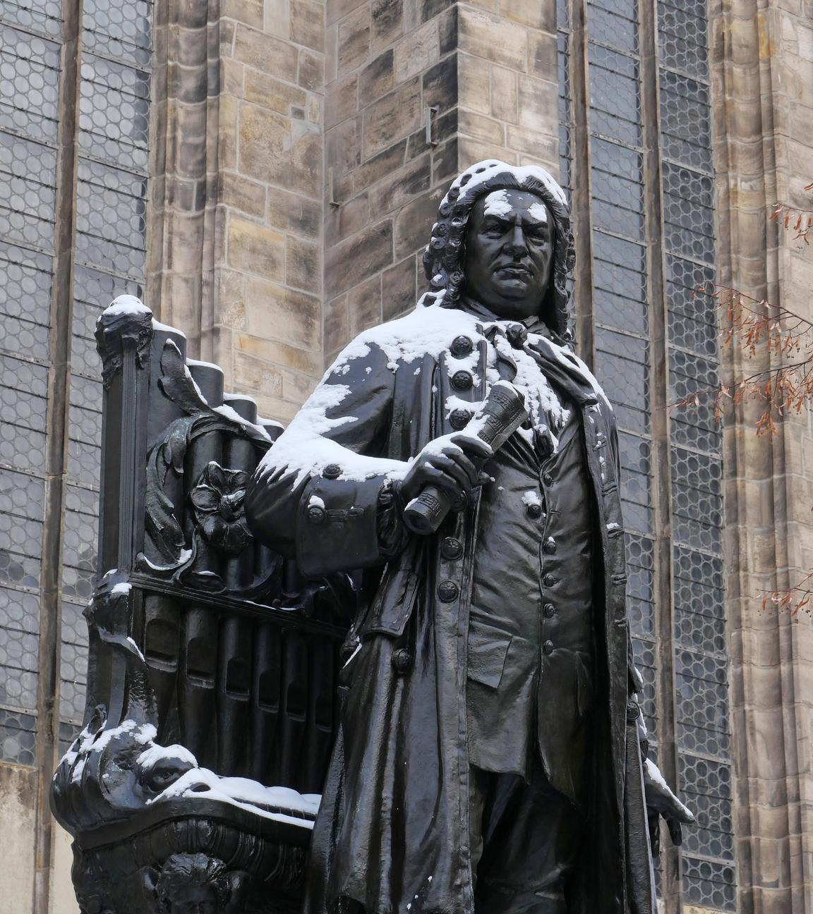 Denkmal des ehemaligen Thomaskantors Johann Sebastian Bach im Winter. 