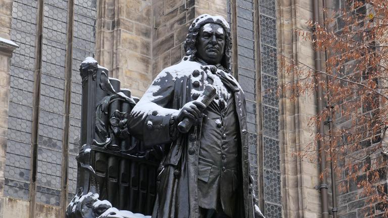 Denkmal des ehemaligen Thomaskantors Johann Sebastian Bach im Winter. 