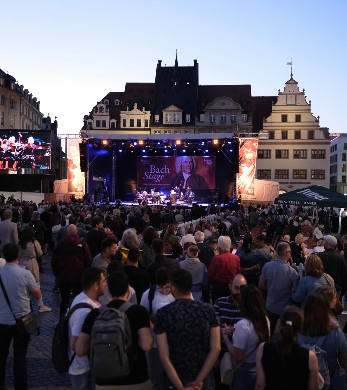 Besucher des Bachfestes verfolgen ein Konzert