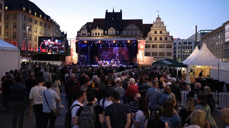 Besucher des Bachfestes verfolgen ein Konzert