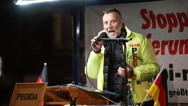 Archiv: Lutz Bachmann bei Pegida-Demo in Dresden 2023