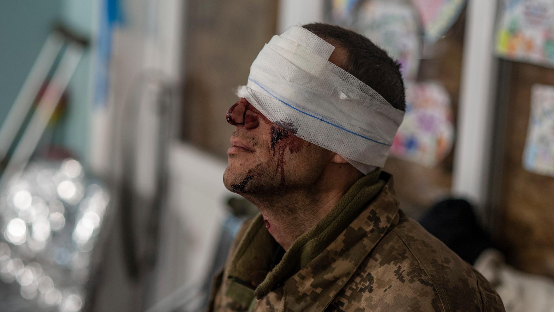 Ein verwundeter ukrainischer Soldat sitzt in einem medizinischen Versorgungspunkt.