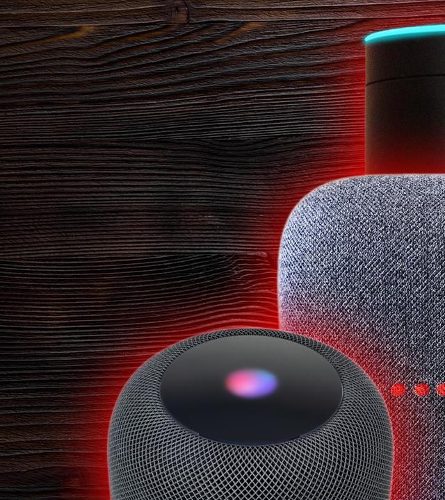 Auf dem Bild sind drei Smart Speaker hintereinander abgebildet, davon unter anderem Alexa. 